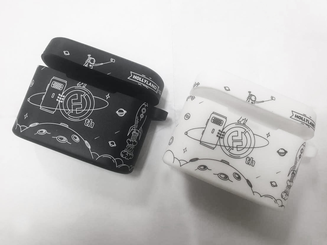 Hollyland Lark charging case protector in use