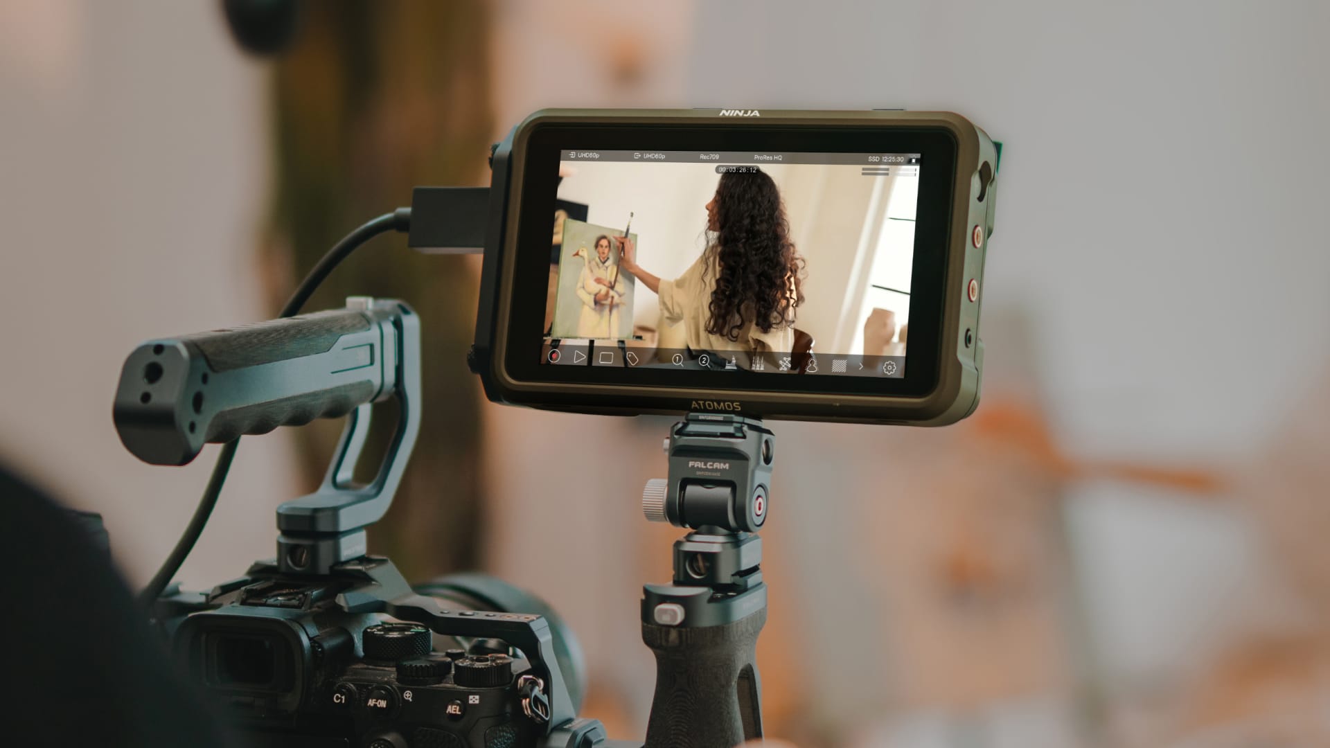 Atomos Ninja 2023 při práci s kamerou