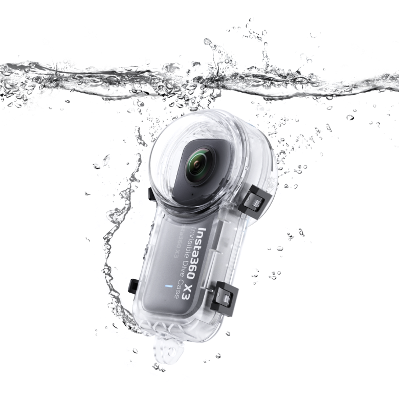 Insta360 X3 in the invisible dive case capturing a scene in the water