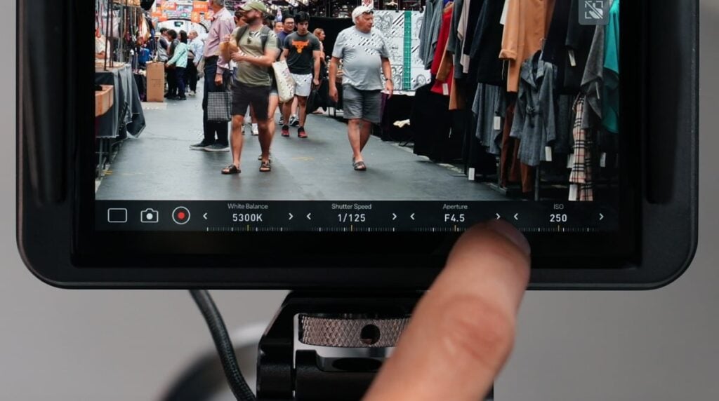 Camera control on the Atomos Shinobi II monitor