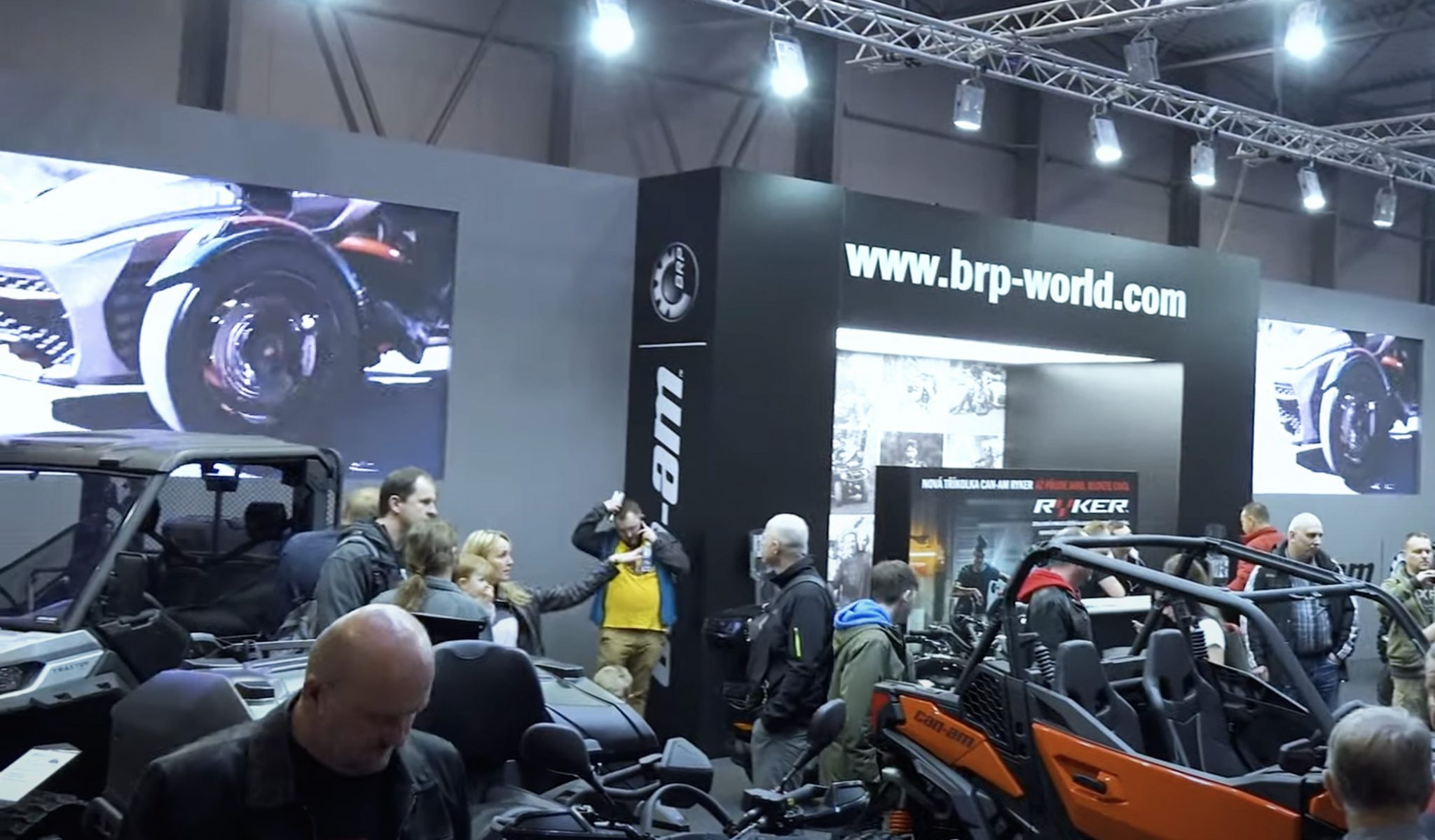 EZCast ProAV at an exhibition