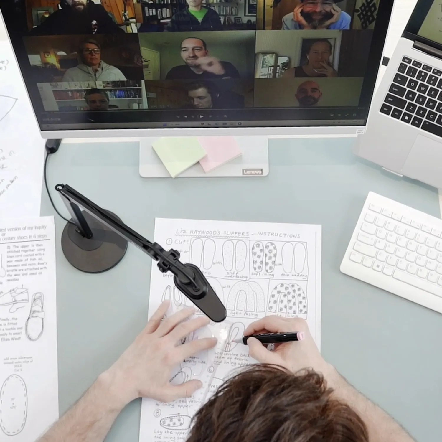 Joyusing V600 capturing a document on a desk