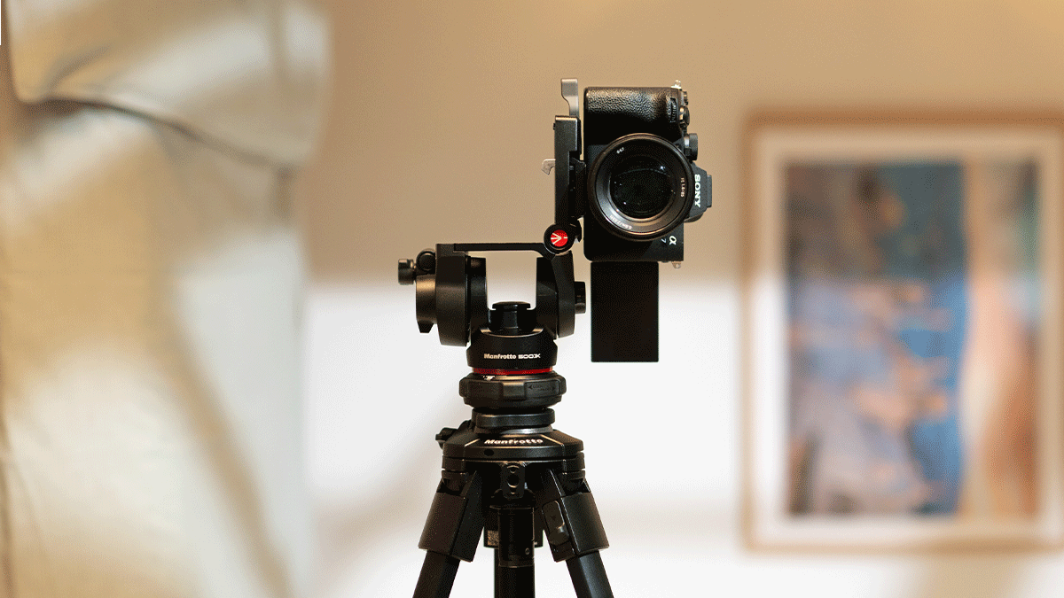 Mirrorless camera mounted vertically on the Manfrotto 500X fluid head