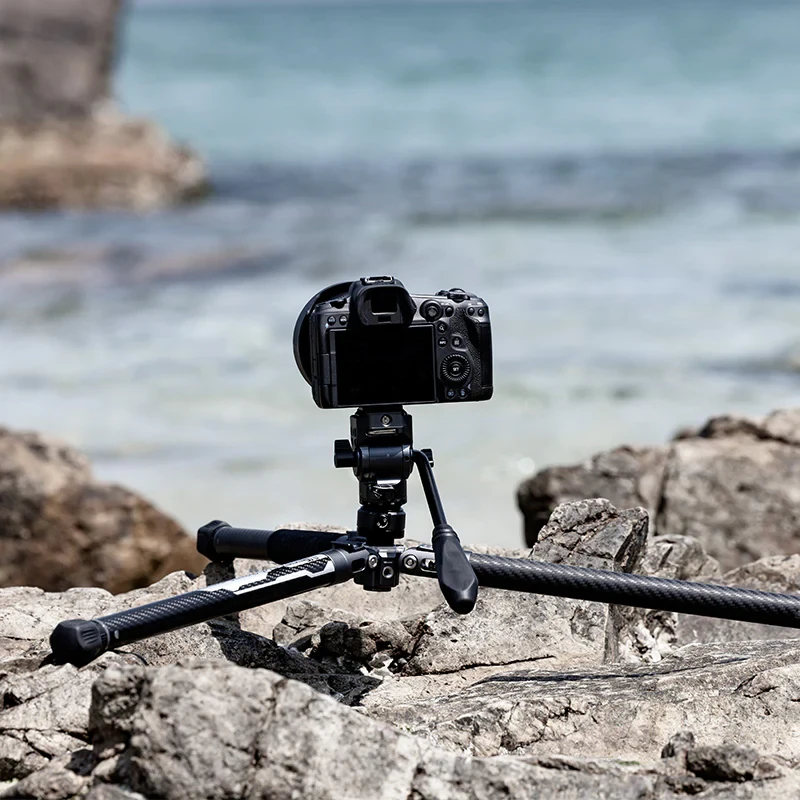 Low shooting position of the Ulanzi Air III F38 tripod