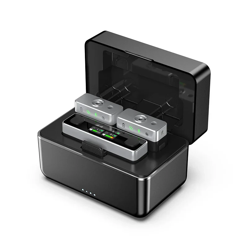 Ulanzi U‑Mic AM18 kit in its charging case