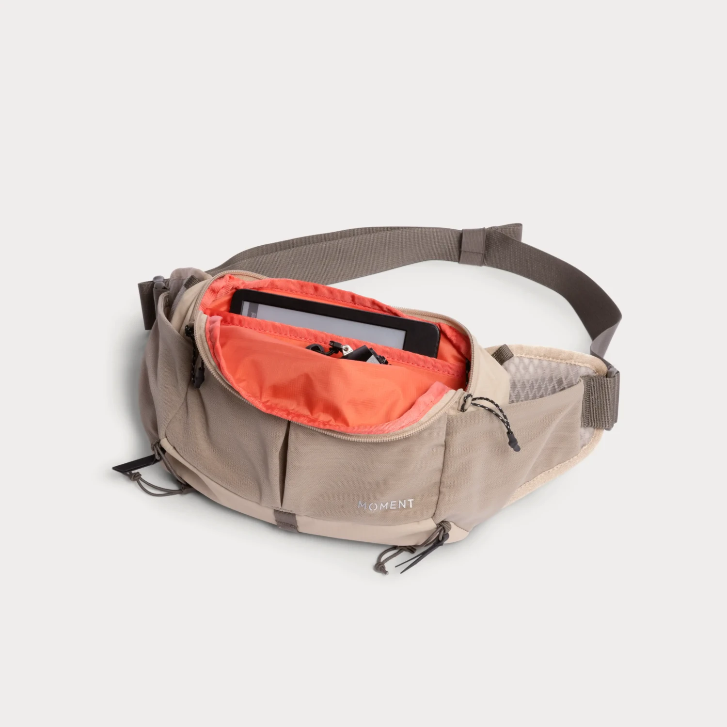 Moment Slate Sling 4L Desert interior layout