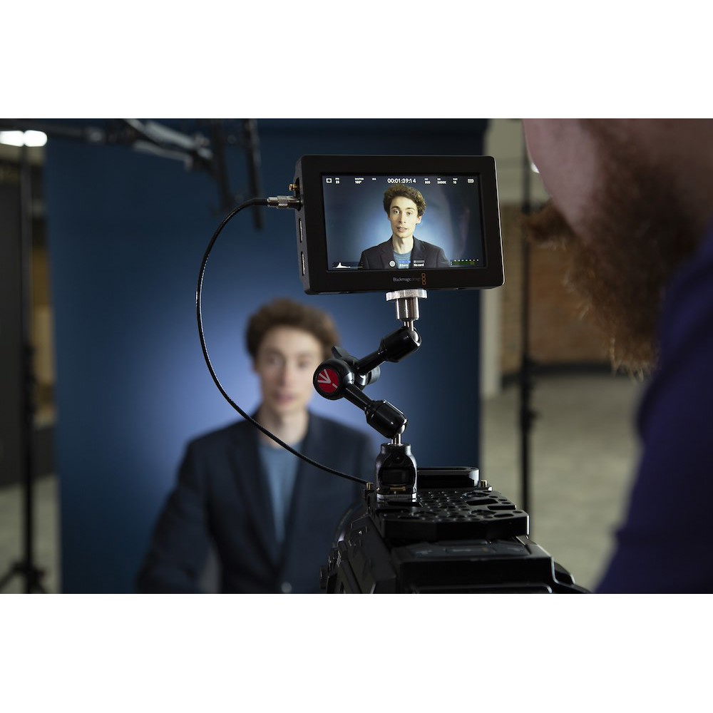 A cleaner rig around the camera