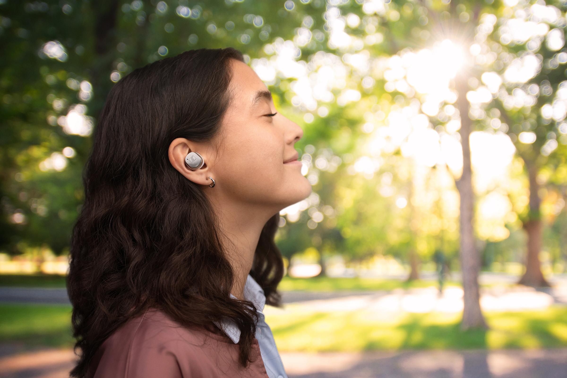 MOMENTUM True Wireless 4 White Silver in use