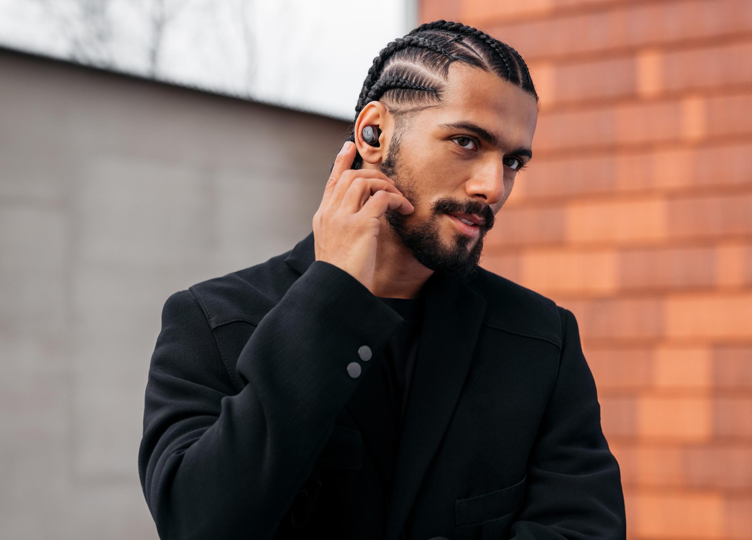 MOMENTUM True Wireless 4 Black Graphite in use