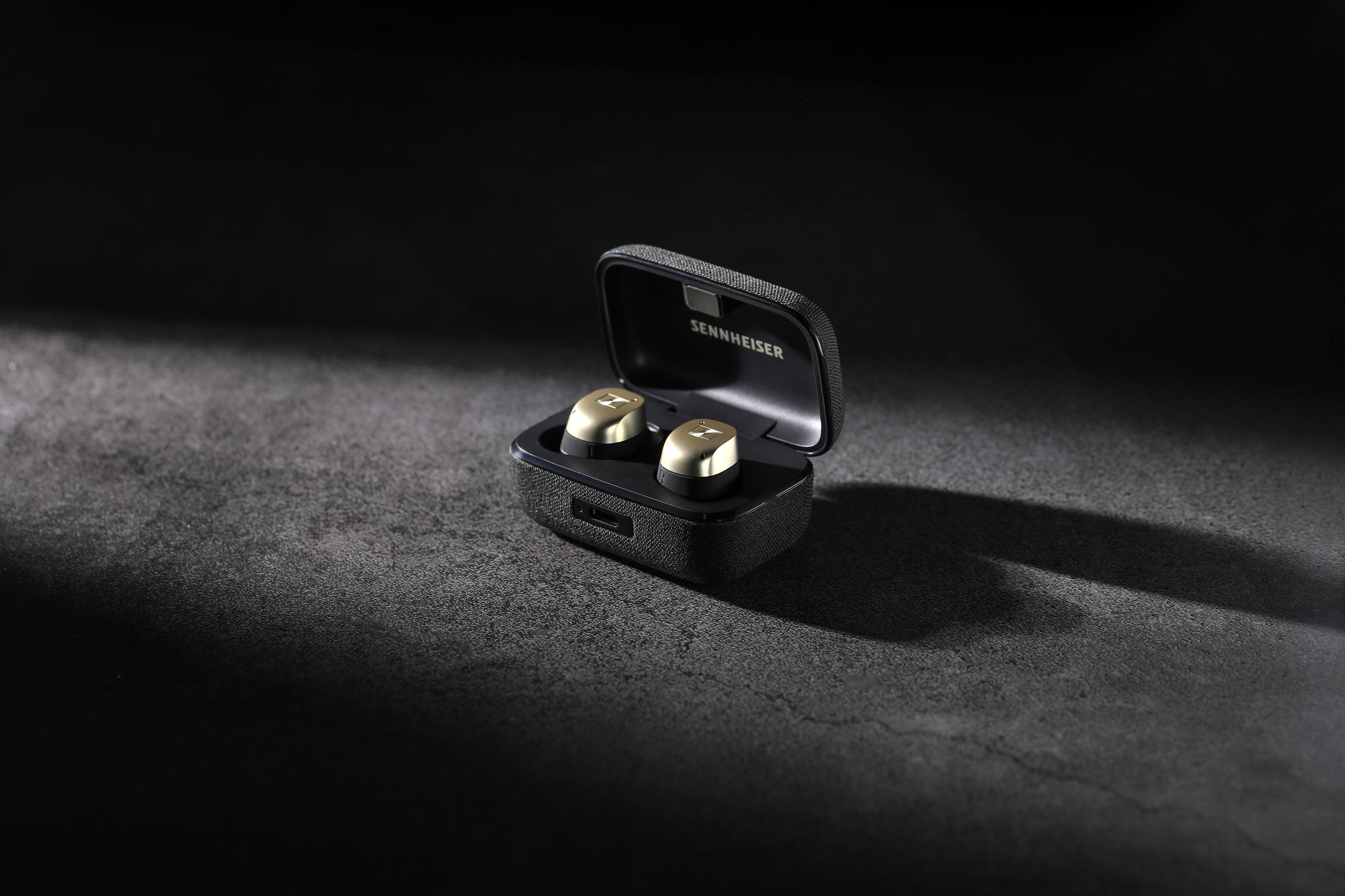 MOMENTUM True Wireless 4 Gold in use