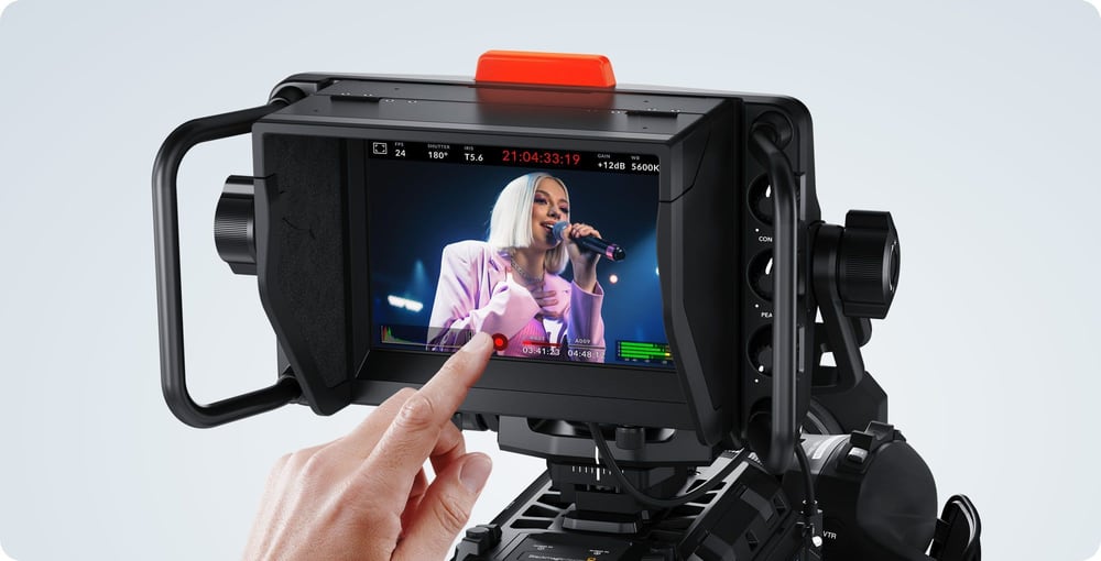 Blackmagic Design URSA Cine Studio Viewfinder – Control by touch and physical controls
