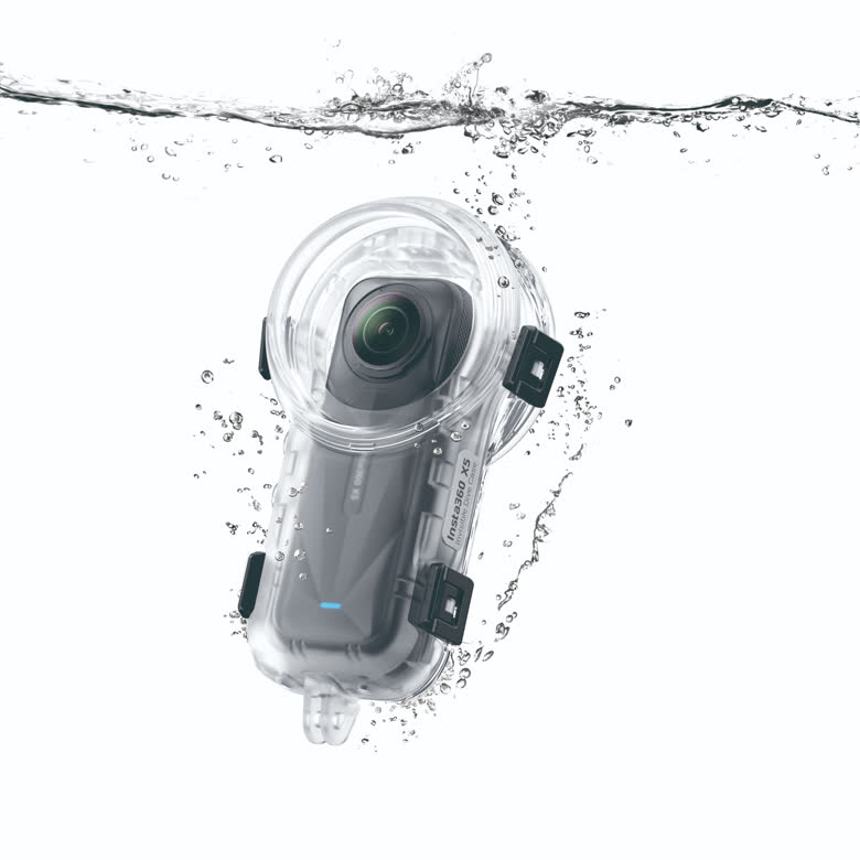 Prepare the camera before diving