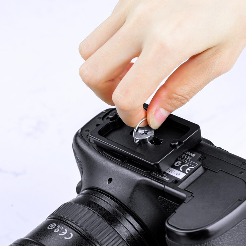 Hand-tightened screw
