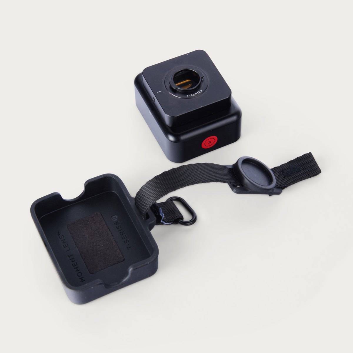 Moment Rear Lens Cap (T-Series) – Attached like a luggage tag