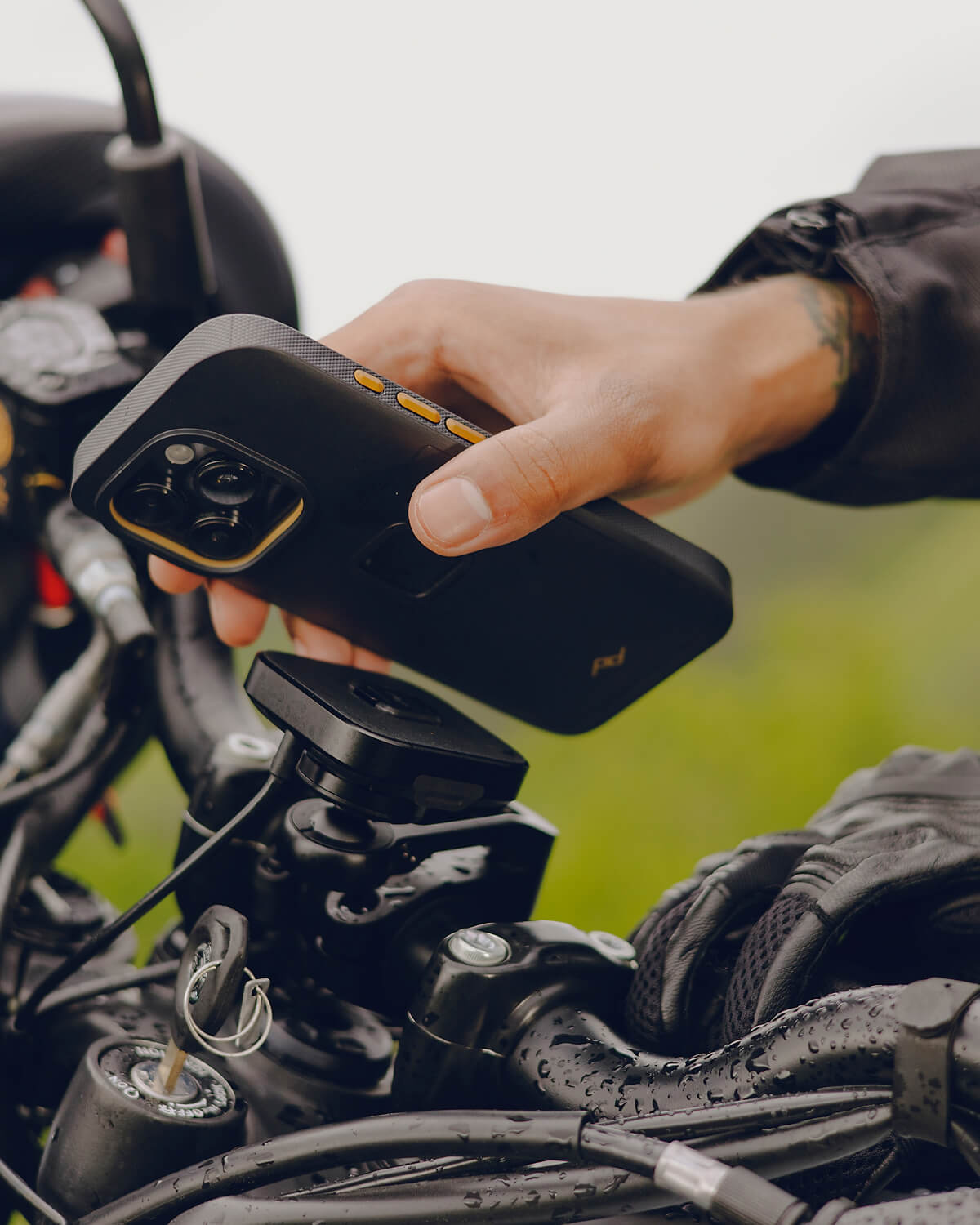 One-handed mounting