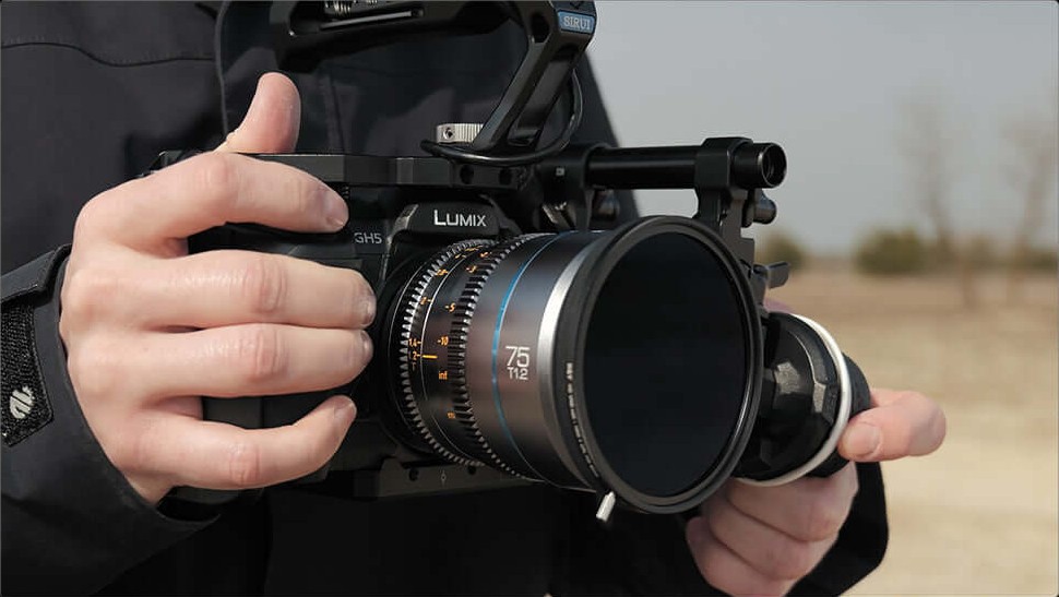 Sirui Nightwalker 75mm T1.2 S35 Manual Focus Cine Lens (MFT, Metal Gray) – Handheld or on a gimbal