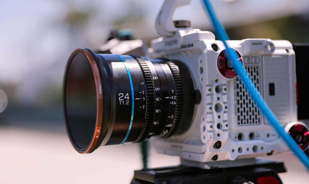 Sirui Nightwalker 24mm T1.2 S35 Manual Focus Cine Lens (Fujifilm X, Black) – Handheld or on a gimbal