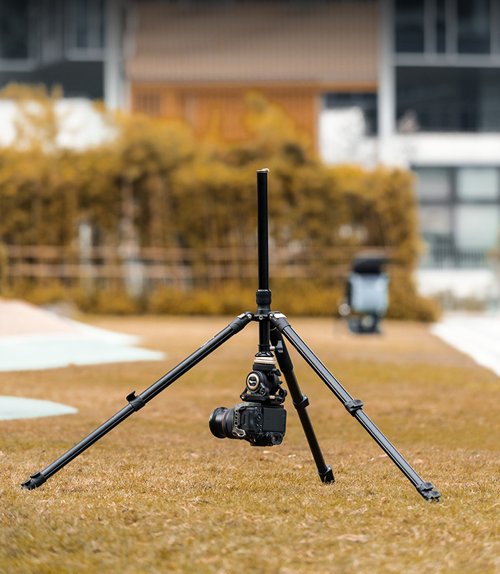 The detachable center column can be reversed for low-angle shots