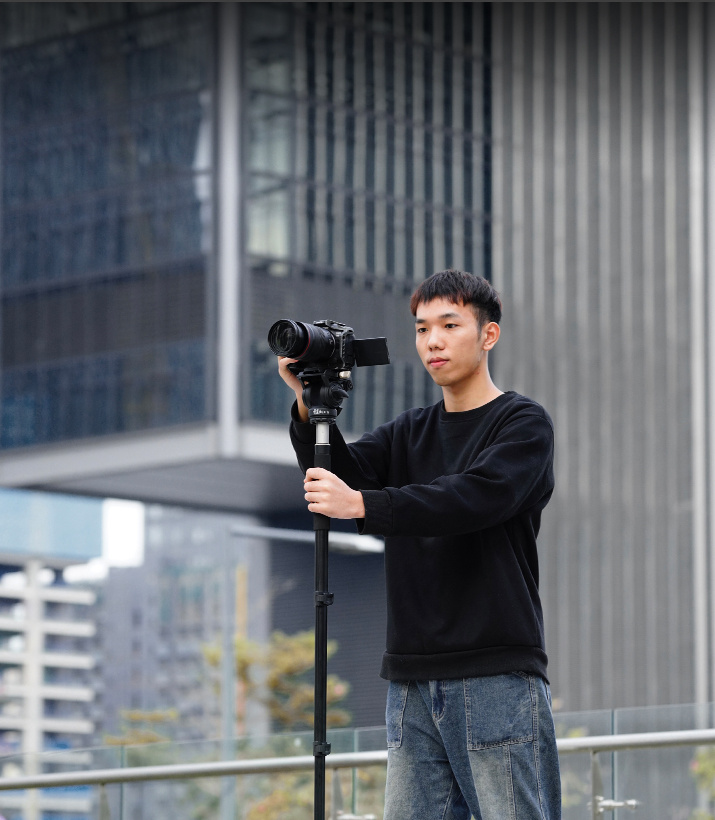 By disassembling one of the legs and attaching it to the head, you can turn the tripod into a monopod
