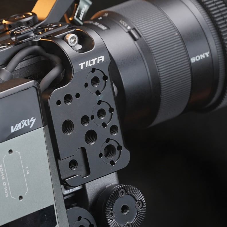Vertical mounting plate with a cold shoe