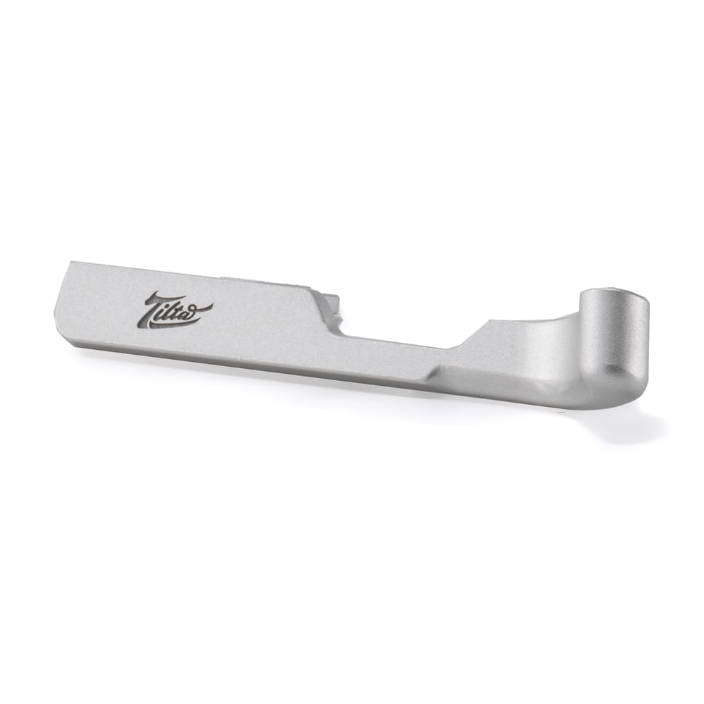 Thumb bracket in the hot shoe