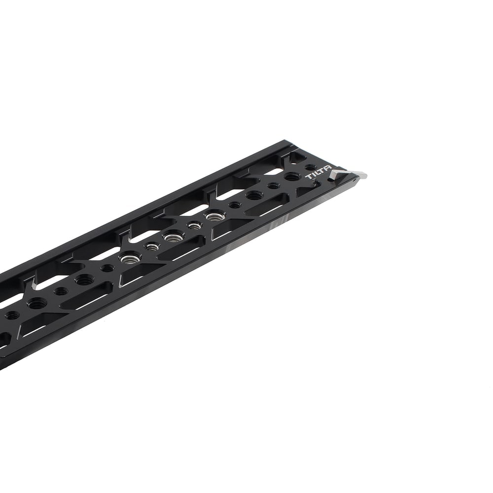 A track for Tilta baseplates, balance by sliding