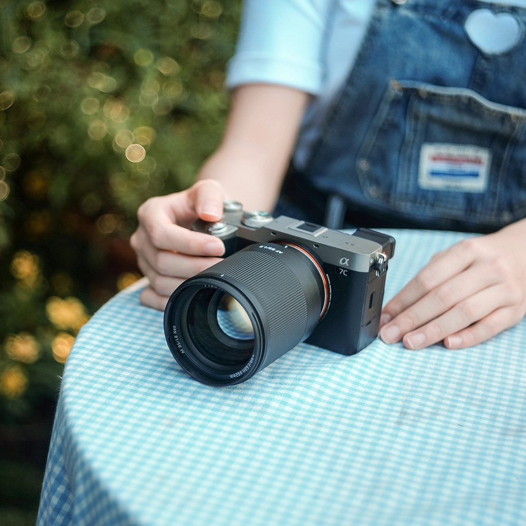The smooth, ringless barrel of the lens on a compact mirrorless body