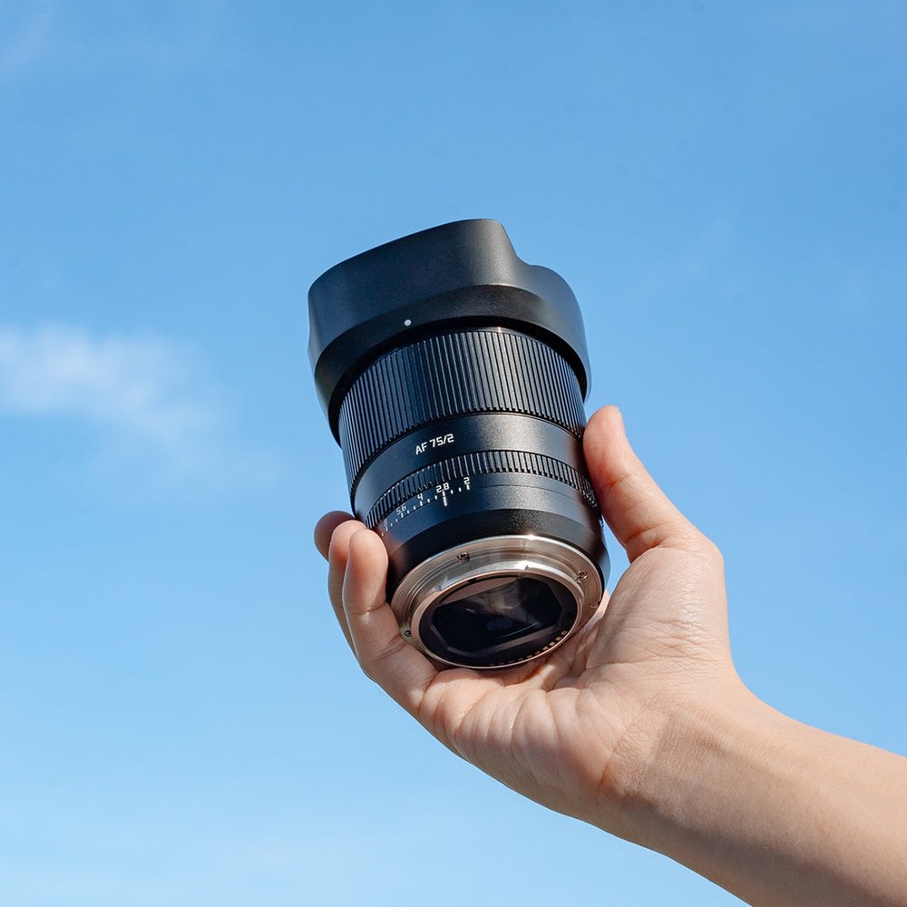 TTArtisan AF 75mm F2 – Metal body and lens hood