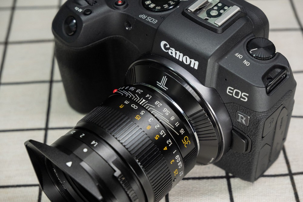 TTArtisan C04B Leica M – Canon EOS R – Mounting a Leica M lens