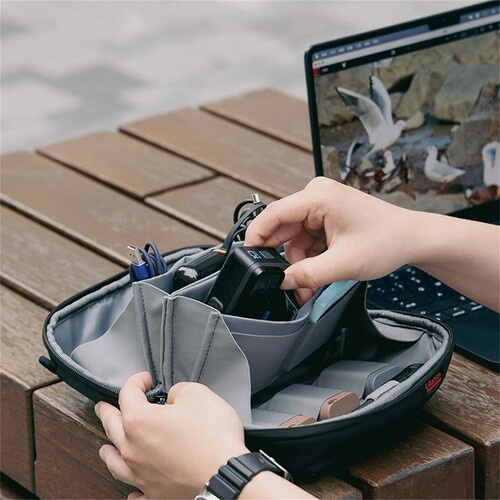 Ulanzi TRAKER Tech Pouch Mini 2L – Flat on the table