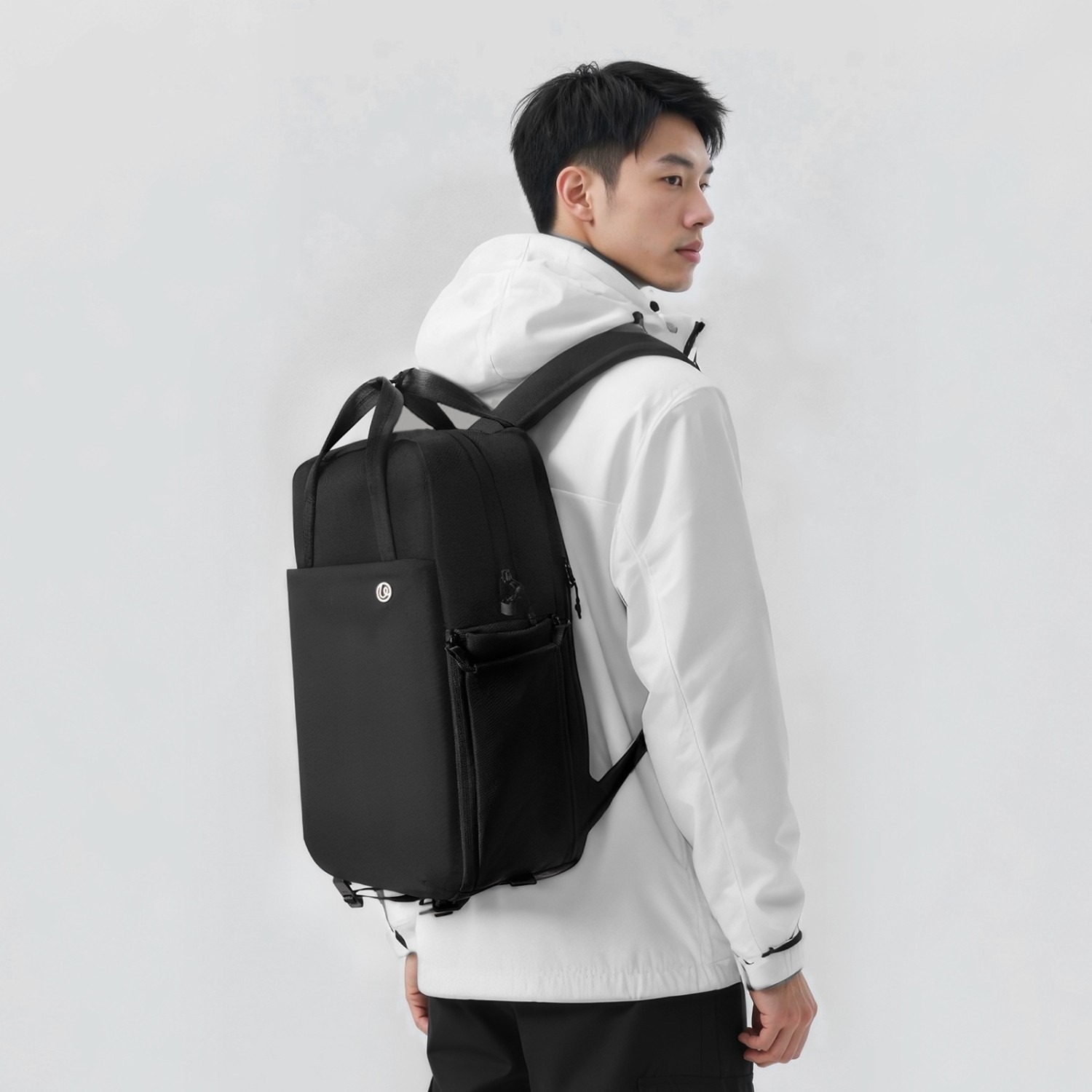 Ulanzi F08 cestovní batoh 18 l – A minimalist black finish