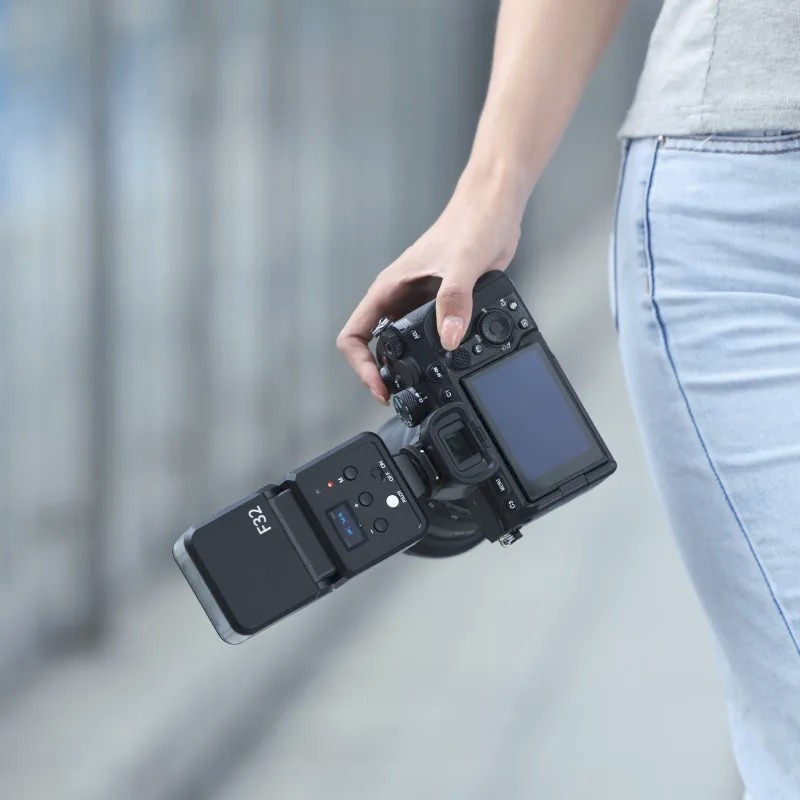 Ulanzi F32 V2 blesk – On a camera in your hand