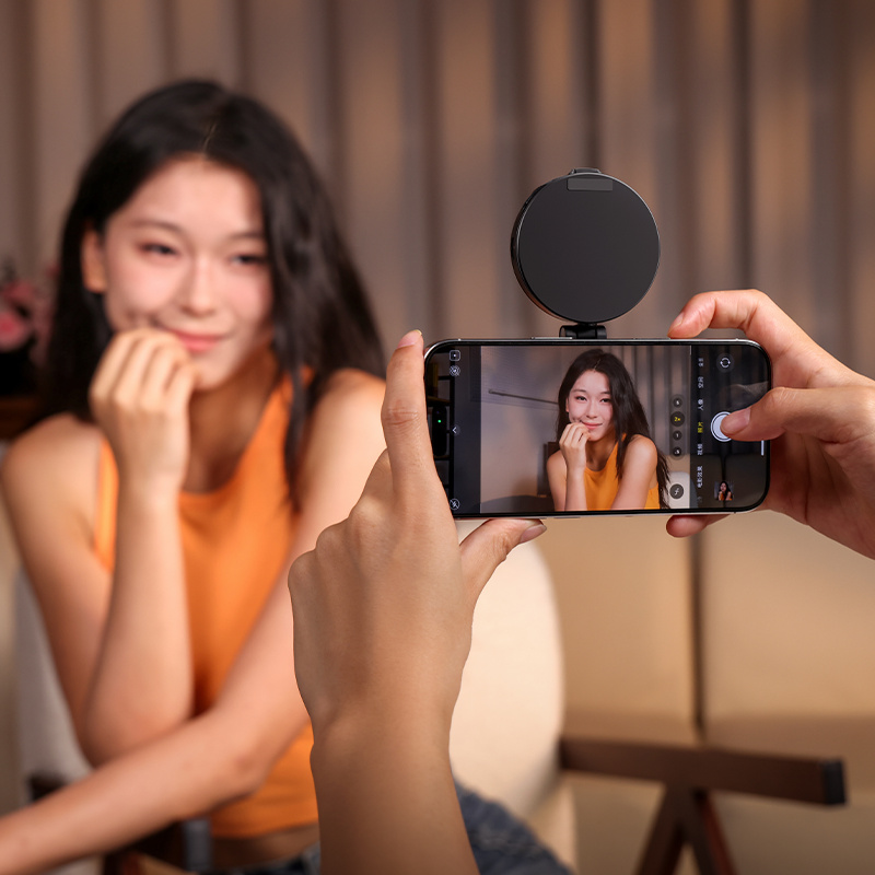 Ulanzi LM23 V2 magnetické světlo na telefon, bílé – Vlogging and video calls