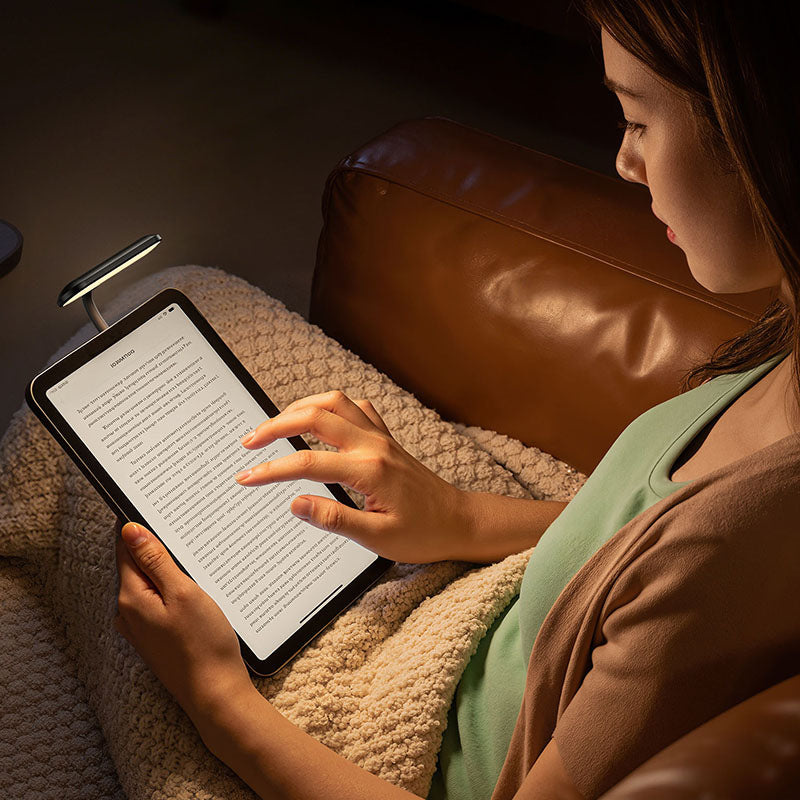 Ulanzi M10 magnetické světlo na telefon – A reading lamp for phone and tablet