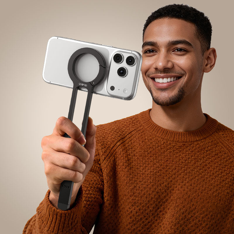 Ulanzi MA57 MagSafe stativ s karabinou – In your hand as a selfie grip