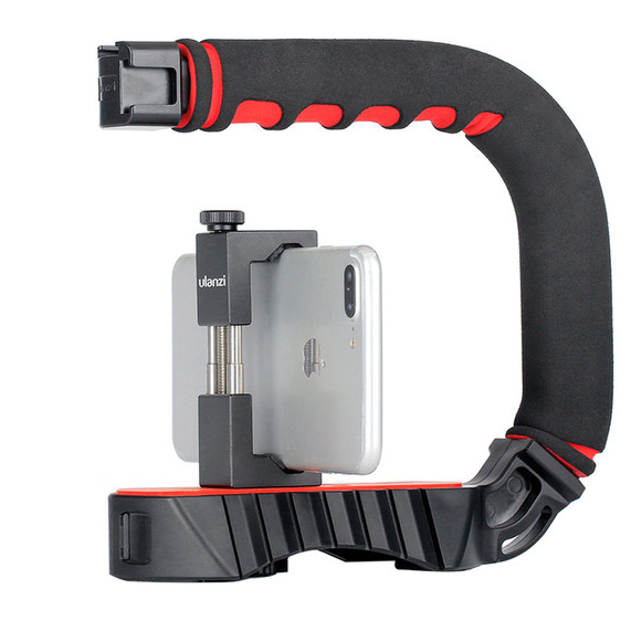 Ulanzi U-Grip Pro ruční držák ve tvaru U – A phone in a holder