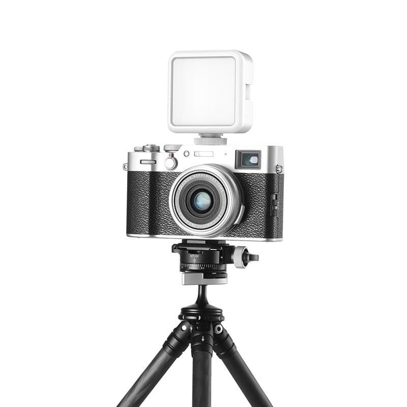 Ulanzi VL49 mini LED světlo – On a camera or a tripod